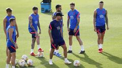 Simeone da instrucciones en el entrenamiento.