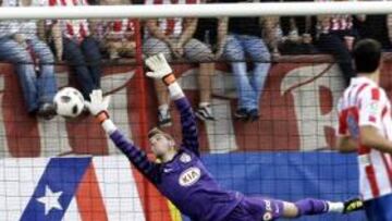 <b>PALOMITA. </b>De Gea se estira para bloquear un balón en un partido disputado en el Calderón.