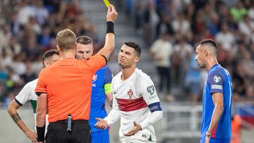 Bratislava (Slovakia (slovak Republic)), 08/09/2023.- Cristiano Ronaldo (C) of Portugal reacts during the UEFA Euro 2024 qualifying soccer match between Slovakia and Portugal in Bratislava, Slovakia, 8 September 2023. (Eslovaquia) EFE/EPA/JAKUB GAVLAK
