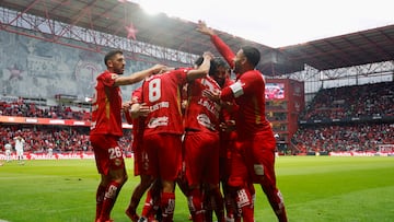 MEX6069. TOLUCA (MÉXICO), 18/10/2025.- Jugadores de Toluca celebran un gol este sábado, durante un partido de la Liga MX entre Toluca y Querétaro en el estadio Nemesio Diez, en Toluca (México). EFE/ Felipe Gutiérrez