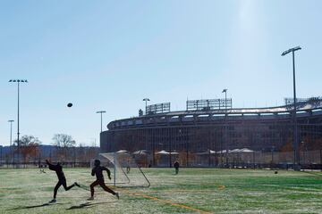 Los hermanos Dixon se entrenan con un balón de fútbol americano cerca del estadio Robert F. Kennedy, en Washington DC. El trasfondo de esta imagen es la aprobación del senado para transferir el RFK del gobierno federal al distrito de Columbia, lo que podría facilitar el regreso de los Washington Commanders, de la NFL, a la capital.