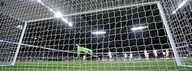 1-0. Brahim Díaz, desde el costado derecho, descarga al lado contrario a Rodrygo, el brasileño traza la diagonal hasta el balcón del área y golpea el balón a la escuadra de Julen Agirrezabala . Imparable para el portero del Athletic.