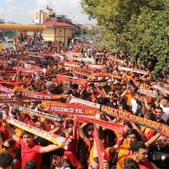 Locura por Falcao en el aeropuerto de Estambul