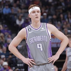 Why do the Sacramento Kings light a purple beam in their arena when they win?