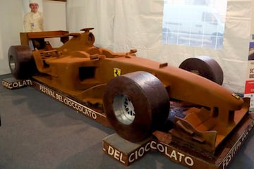 Reproducción en chocolate del Ferrari F2004, uno de los coches más exitosos de la Scuderia. Se encuentra en la exposición Sciocola de Módena y ha sido creado por el maestro chocolatero Mirco Della Vecchia como homenaje al cincuenta cumpleaños de Michael Schumacher. El alemán ganó su 7º título con este monoplaza.