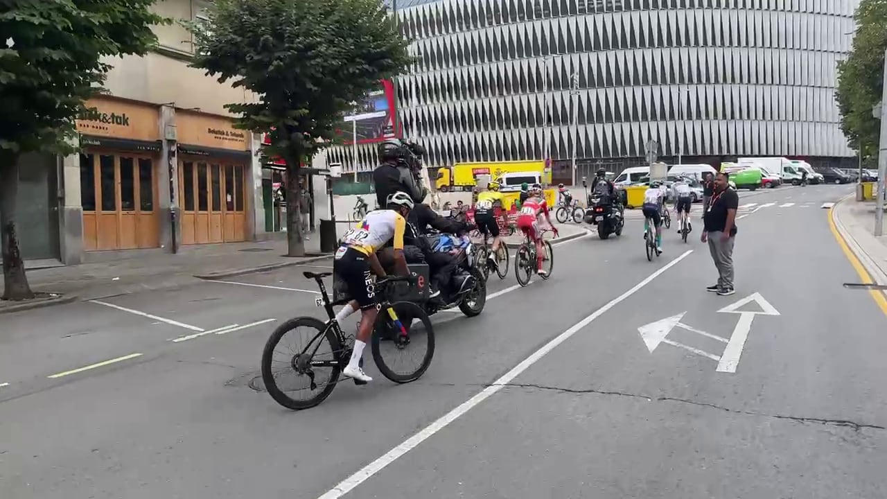 Tremenda imagen: Vingegaard, llegando a su bus ‘por la gatera’ tras suspenderse la etapa
