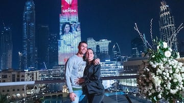 Cristiano Ronaldo y Georgina Rodríguez junto al Burj Khalifa.