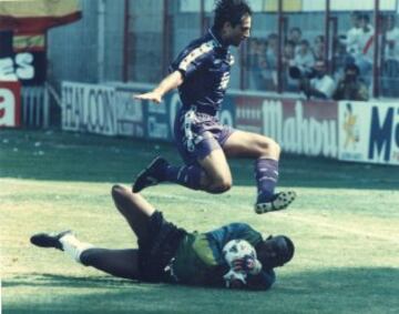 Wilfred atrapa ante Esnáider, jugador del Real Madrid. 