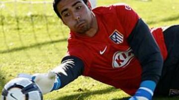 <b>MALA SUERTE. </b>Asenjo ha sido el último refuerzo de la portería del Atlético en la 2009-10. Dos graves lesiones de rodilla casi consecutivas le han impedido consolidarse.