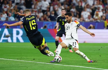 Minuto 42. Gunn saca una mano milagrosa tras un remate de cabeza de Ilkay Gündogan. En el rechace, el defensa escocés, con los dos pies por delante, clava los tacos en el tobillo del jugador del Barcelona.