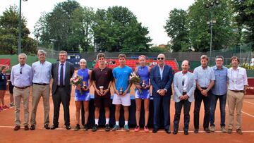 Los campeones, finalistas y organizadores.