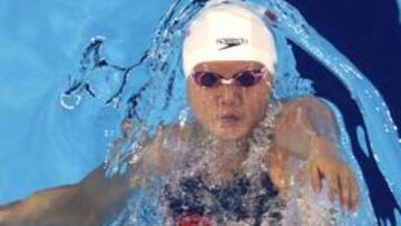 La nadadora china Zhao Jing, de 19 años, ganó el oro en los 100 metros espalda.