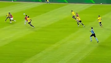 En Ecuador emulan el golazo de James del Mundial 2014