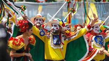 Grupo de personas con trajes en un desfile del Carnaval de Barranquilla