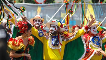 Grupo de personas con trajes en un desfile del Carnaval de Barranquilla