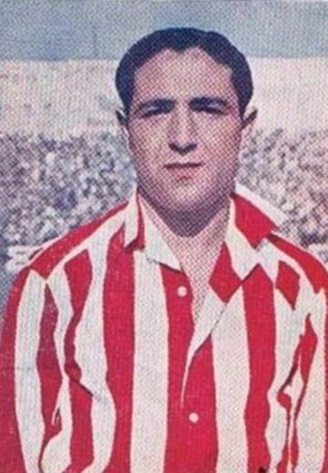 El granadino debutó como futbolista en 1939 con el Granada a los 19 años. Jugó 11 temporadas y formó parte del equipo que ganó la Segunda División en la temporada 1940-1941, que llevó al equipo a jugar en Primera por primera vez en su historia. Tras un paso de dos campañas en el Deportivo de La Coruña volvió en 1952 al Granada por cuatro temporadas.