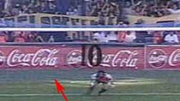 Maradona, en el momento de marcar al colombiano Higuita el primero de sus dos goles de penalti.