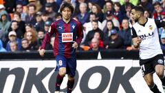 Inui, durante el partido en Mestalla. 