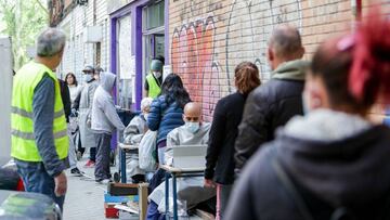 Cientos de personas sin recursos hacen cola en Aluche en busca de &quot;una bolsa de comida&quot;.