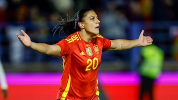 ALMENDRALEJO (BADAJOZ), 25/10/2024.- La delantera de la selección española de fútbol Cristina Martín-Prieto celebra su gol durante el partido femenino amistoso entre España y Canadá, este viernes en el estadio Francisco de la Hera de Almendralejo (Extremadura). EFE/ Julio Muñoz