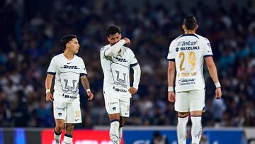 Jugadores de Pumas durante el partido contra Cruz Azul.