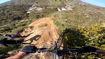 Un ciclista graba el momento en que se cae por un barranco y las redes alucinan