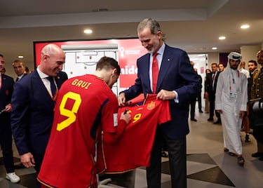 Gavi firmando una camiseta del combinado nacional a su majestad el Rey Felipe VI en el vestuario al final del partido contra Costa Rica. 