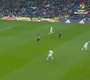 Mateu pitó 12 segundos después un saque de puerta y cortó un mano a mano de Benzema
