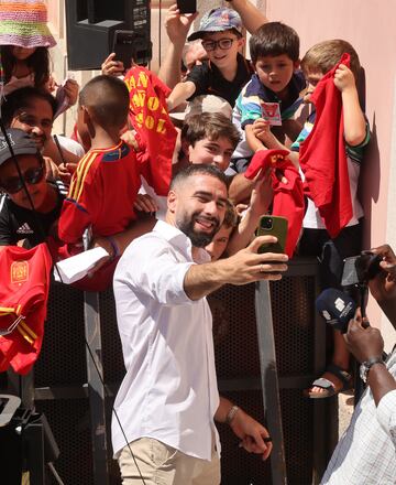 Carvajal se hace un selfie sonriente junto a una familia de aficionados de Boadilla del Monte.


