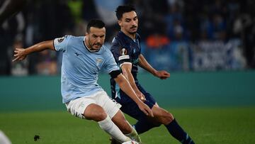 Lazio's Spanish forward #09 Pedro Rodriguez fights for the ball with FC Porto's Canadian midfielder #06 Stephen Eustaquio during the UEFA Europa League football match between Lazio and Porto at the Olympic stadium in Rome, on November 07, 2024. (Photo by Filippo MONTEFORTE / AFP)