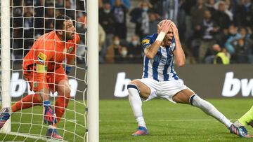 Pepe, jugador del Oporto, se lleva las manos a la cabeza reclamando un penalti durante el partido ante el Sporting de Lisboa.