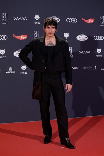 El cantante La Dani posa en la gala de los Premios Feroz.