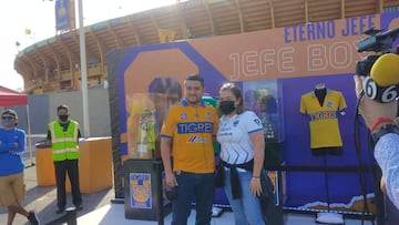 Aficionados se toman fotos en el homenaje a Tomás Boy