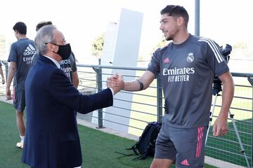 Florentino Pérez greets Valverde.