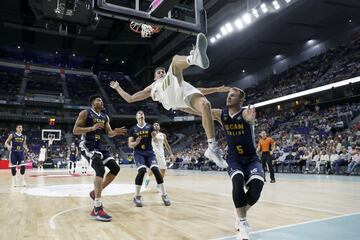 Jaycee Carroll cayó de espaldas tras una dura falta de Rafa Luz.