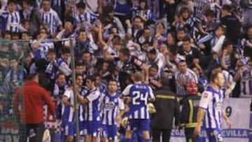 <b>EL DELIRIO. </b>Sólo un minuto después de que Orellana igualara el derbi, Lassad marcó el gol decisivo y sus compañeros hicieron una piña para celebrar la victoria en el derbi.