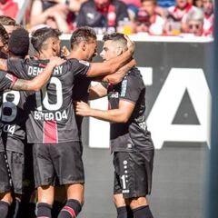 Con ayuda del VAR, Aránguiz anotó en goleada del Bayer