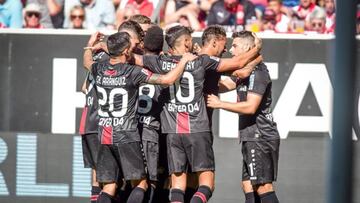 Con ayuda del VAR, Aránguiz anotó en goleada del Bayer