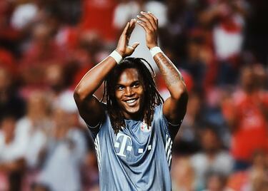 Uno de los futbolistas más prometedores de su generación, de hecho ganó el Premio Golden Boy en el 2016 siendo el mejor jugador joven de la Eurocopa de ese mismo año. Ese año el Bayern Múnich lo compró a cambio de 35 millones de euros.