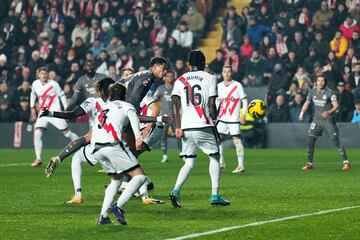 Centro de Rodrygo al corazón del área vallecana, conectanco con Bellingham que se saca un cabezazo para firmar el 2-2 