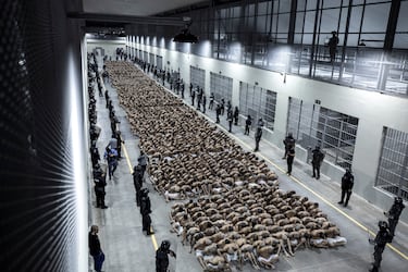 Pasillos del Centro de Confinamiento del Terrorismo, lleno de pandilleros esposados en el suelo mientras esperan a ser llevados a su celda.