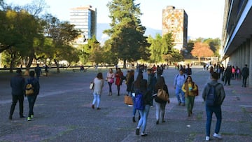 Estudiantes de la FES y CCH de la UNAM regresan a clases para continuar sus estudios de preparatoria y licenciaturas.