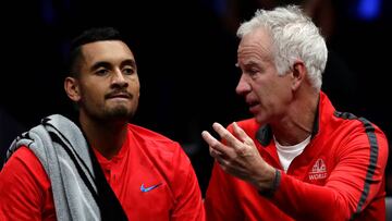 John McEnroe habla con Nick Kyrgios durante un partido de la Laver Cup 2017.