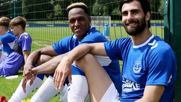 Yerry Mina y André Gomes durante un entrenamiento de pretemporada de Everton.