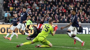 Soccer Football - Premier League - Brentford v Aston Villa - GTech Community Stadium, London, Britain - March 8, 2025 Aston Villa's Robin Olsen in action with Brentford's Yoane Wissa Action Images via Reuters/Paul Childs EDITORIAL USE ONLY. NO USE WITH UNAUTHORIZED AUDIO, VIDEO, DATA, FIXTURE LISTS, CLUB/LEAGUE LOGOS OR 'LIVE' SERVICES. ONLINE IN-MATCH USE LIMITED TO 120 IMAGES, NO VIDEO EMULATION. NO USE IN BETTING, GAMES OR SINGLE CLUB/LEAGUE/PLAYER PUBLICATIONS. PLEASE CONTACT YOUR ACCOUNT REPRESENTATIVE FOR FURTHER DETAILS..
