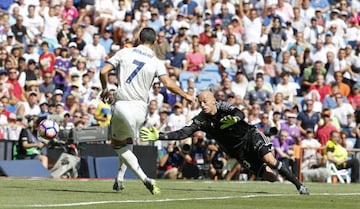 Cristiano Ronaldo makes it 1-0 to Madrid.