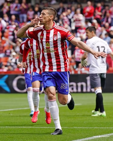 La camiseta está inspirada en la histórica temporada 1971/1972 del Granada CF, recordada por el mítico equipo que logró el sexto puesto en Primera División, el mejor resultado del club hasta ese momento, y que pasó a la historia como el 'Matagigantes'.