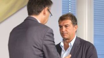 Laporta con Bartomeu, de espaldas.