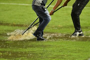 El juego fue detenido por la fuerte lluvia que cayó en el estadio, lo que provocó notorios encharcamientos en la cancha.