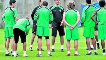 <b>EL ASTURIANO SE LLEVÓ A TRABAJAR A SUS JUGADORES AL ANEXO DE LA ROSALEDA. </b> Igual Muñiz quiso recuperar viejas sensaciones. Nada más aterrizar en Málaga, el entrenador asturiano se llevó a sus jugadores a las instalaciones del Anexo de La Rosaleda para terminar de preparar el partido de hoy ante el Málaga. Muñiz no cuenta con Colsa pero recupera a Garay, el que debería ser su puntal en defensa. SIn embargo, no es su mejor temporada.